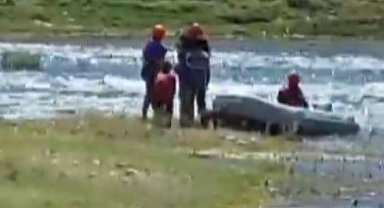 Sır Barajı'nda adada mahsur kalan 3 çocuk ve 2 köpek kurtarıldı