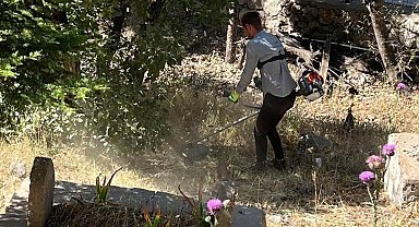 Şırnak'ta bayram öncesi mezarlık temizliği