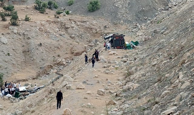 Şırnak'ta şarampole devrilen tırın sürücüsü yaralandı