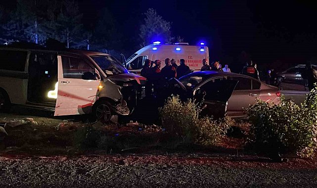 Sivas'ta ters yöne giren minibüs otomobille çarpıştı: 1 ölü, 8 yaralı