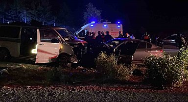 Sivas'ta ters yöne giren minibüs otomobille çarpıştı: 1 ölü, 8 yaralı