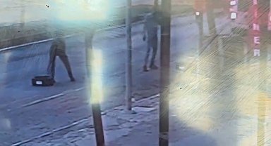 Siverek'te kamyonetten düşen tekerlekleri çaldılar