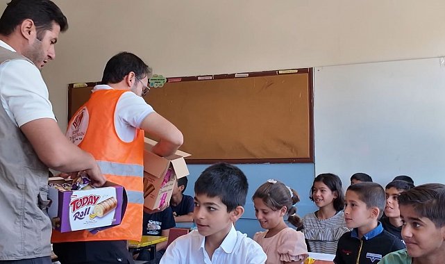 Siverek'te öğrencilere karne gününde dondurma ve kek ikram edildi