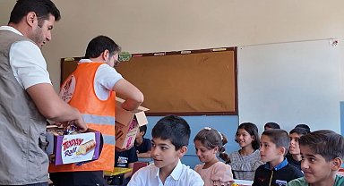 Siverek'te öğrencilere karne gününde dondurma ve kek ikram edildi