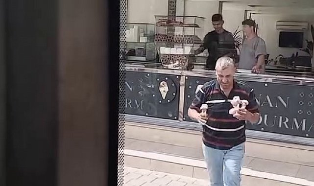 Şoför sıcaktan bunalan çocukları dondurmayla serinletti