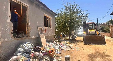 Sokaklarda topladığı çöpleri 7 yıldır evinde biriktiren zihinsel engelli kadının çöp evinde temizlik çalışması başladı