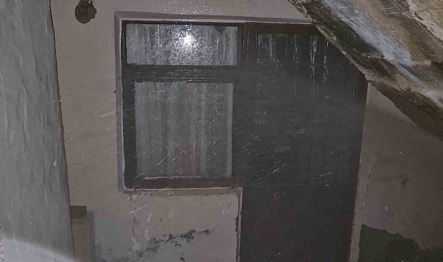 Sokaktan eve bağlanan su hattı patladı