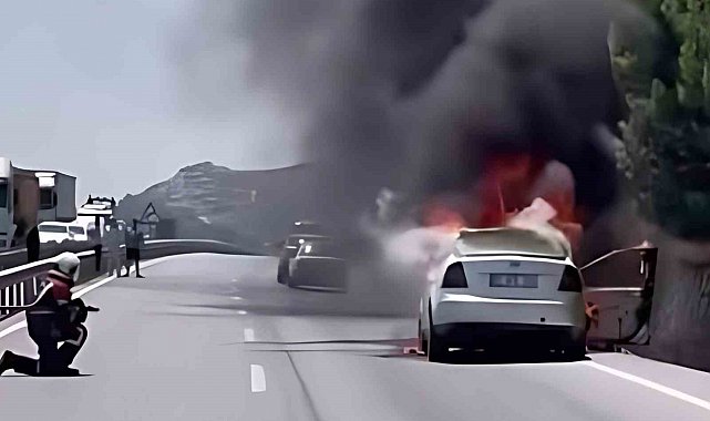 Söke'de seyir halindeki araç alevlere teslim oldu