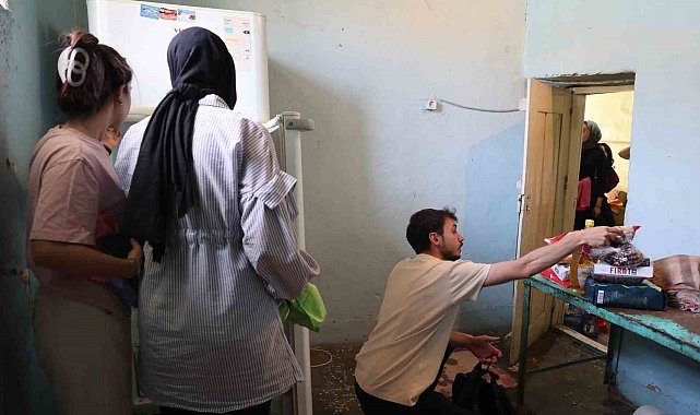 Sosyal sorumluluğun güzel örneği: Yaşlı kadının evini temizleyip gıda yardımı yaptılar