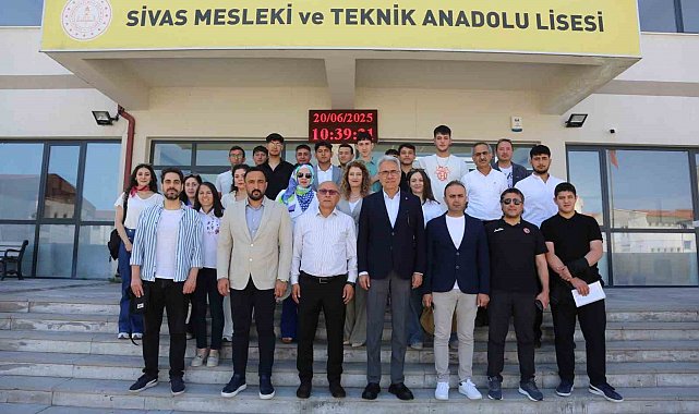 STSO Başkanı Özdemir, öğrencilerin karne heyecanına ortak oldu