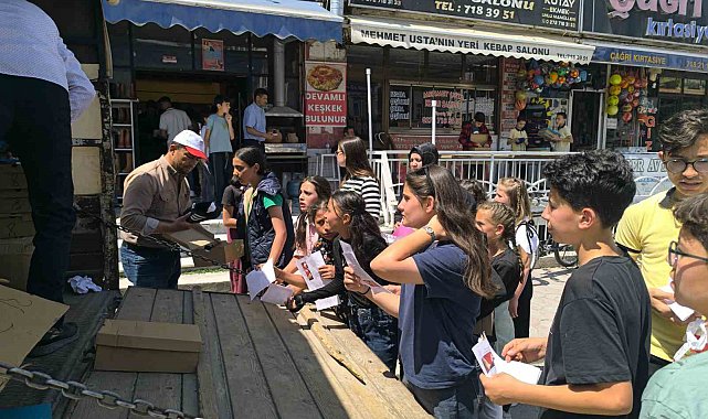 Şuhut'ta takdir belgesi alan öğrencilere ayakkabı sürprizi