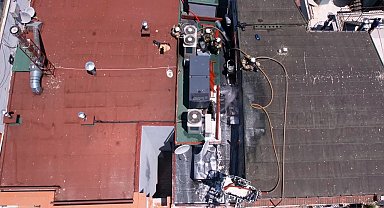 Sultanahmet'te restore edilen otelin çatısında korkutan yangın