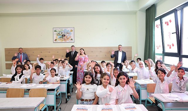 Sultangazi Belediye Başkanı Abdurrahman Dursun, çocukların karne heyecanını paylaştı