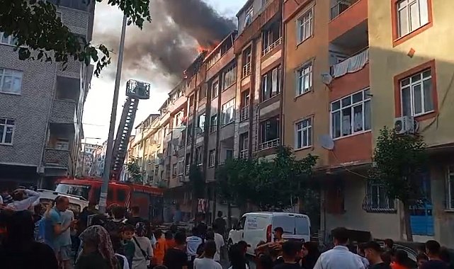 Sultangazi'de 4 katlı binanın çatısında yangın çıktı, alevler yan binalara sıçradı