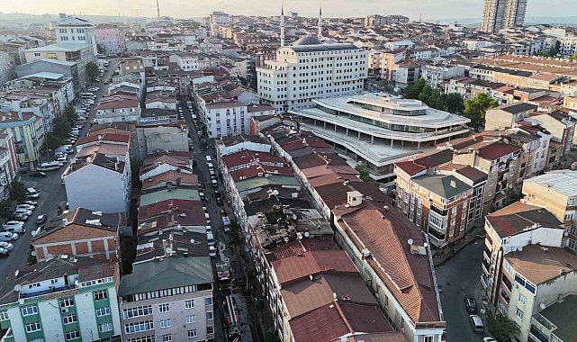 Sultangazi'de çatı yangını yan binalara sıçradı: Yanan çatılar dronla görüntülendi