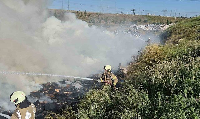 Sultangazi'de katı atık toplama alanında yangın çıktı