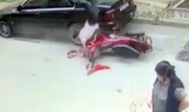 Sultangazi'de motosikletli, park halindeki otomobile çarptı