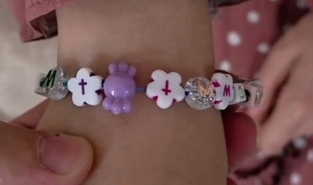 Sultangazi'de okul kantininde satılan haç işaretli bileklik velilerin tepkisini çekti