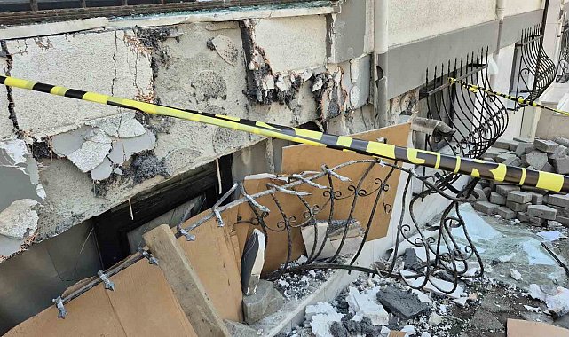 Sultangazi'de yokuş aşağı inerken freni boşalan kamyonet binaya çarptı: 1 yaralı