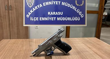 Şüphe üzerine durduruldu, üstünden ruhsatsız tabanca çıktı