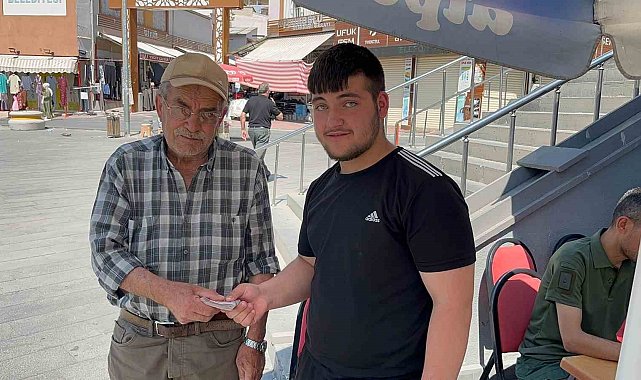 Suriyeli gencin davranışı takdir topladı