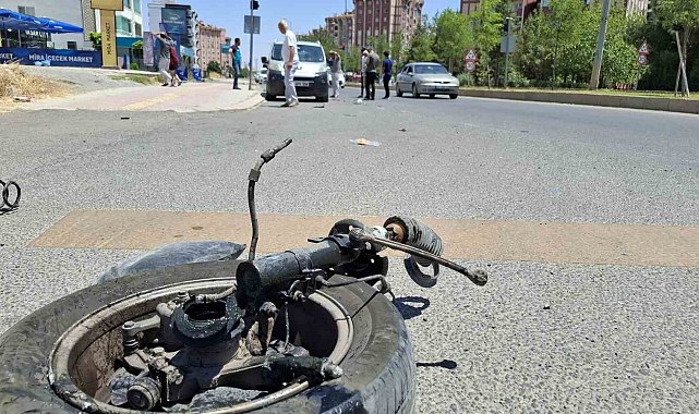 Sürücüsünün kontrolünden çıkan hafif ticari araç, park halindeki iki araca çarptı