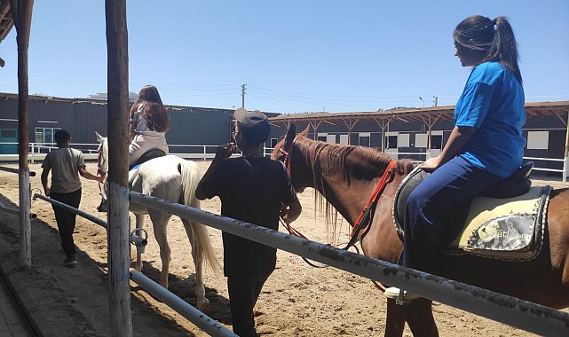 SYDV'den destek alan öğrencilere karne hediyesi