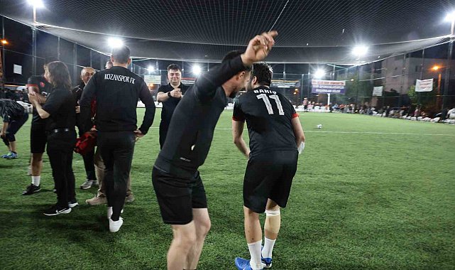 Takım şampiyon oldu, muhtar sahada göbek attı