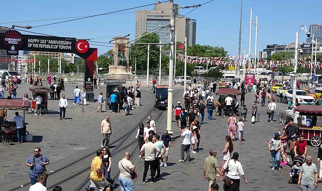 Taksim ve İstiklal Caddesi'nde bayram yoğunluğu