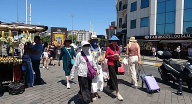 Taksim'de sıcaktan bunalanlar damacana ile serinlemeye çalıştı