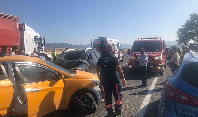 Taksiyle otomobil çarpıştı: 2 yaralı