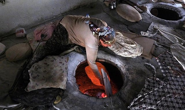 Tandır lavaşı 55 derecelik sıcak bir ortamda pişirilerek sofralardaki yerini korumaya devam ediyor