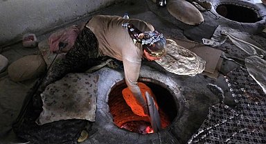 Tandır lavaşı 55 derecelik sıcak bir ortamda pişirilerek sofralardaki yerini korumaya devam ediyor