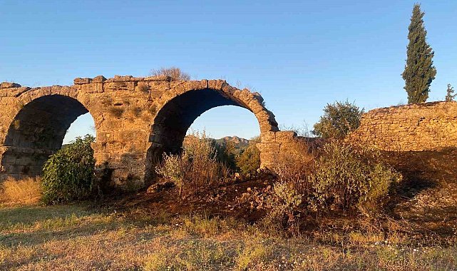 Tarihi Aspendos Su Kemerleri yakınında çıkan yangın korkuttu