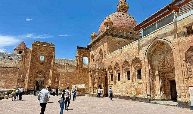 Tarihi İshak Paşa Sarayı ziyaretçi akınına uğradı