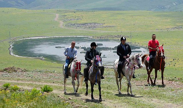 Tarihi tabyalara at ve bisikletlerle ulaştılar, zirveden paraşütle atladılar