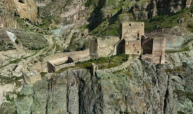 Tarihin izlerini taşıyan ve eşsiz manzarasıyla Engüzek Kalesi