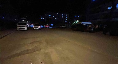 Tartışıp kovaladığı kişiyi bıçaklayıp kaçtı