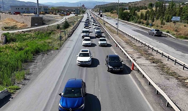 Tatilcilerin bayram yolcuğu sürüyor: 43 ilin geçiş güzergahında yoğun trafik