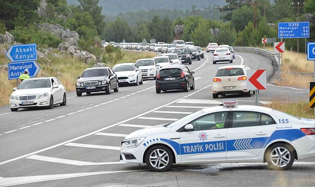 Tatilcilerin dönüş yolunda trafik yoğunluğu