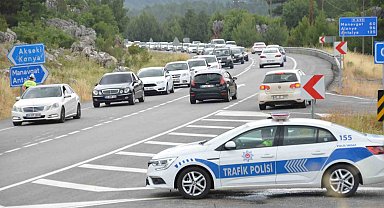 Tatilcilerin dönüş yolunda trafik yoğunluğu
