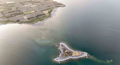 Tatvan sahilinde mikrobiyalit ve adacıklar ortaya çıktı