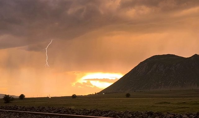Tatvan'da gökyüzü kızıla büründü