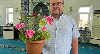 Tavşanlı Orman Camii müezzin ve cemaatin eliyle çiçek bahçesine döndü
