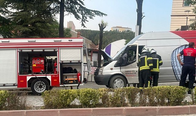 Tavşanlı'da seyir halindeki minibüs alev aldı
