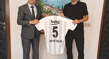 Tayyip Talha Sanuç'tan lise öğretmenine Beşiktaş forması