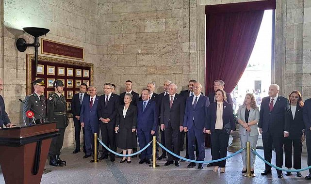 TBMM Başkanı Kurtulmuş ve Başkanlık Divanı üyeleri Anıtkabir'i ziyaret etti