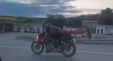 Tehlikeli akım, motosikleti yüzüstü yatarak sürdü