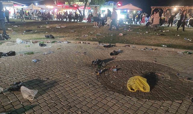 Tekirdağ sahili konser sonrası çöplüğe döndü