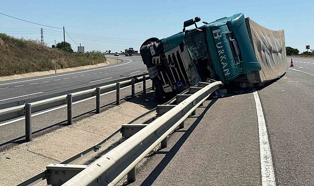 Tekirdağ'da devrilen tırdan refüje savrulan sürücü yaralandı